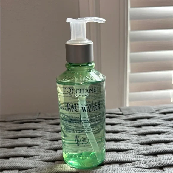 L'Occitane Cleansing Water - Picture 1 of 1